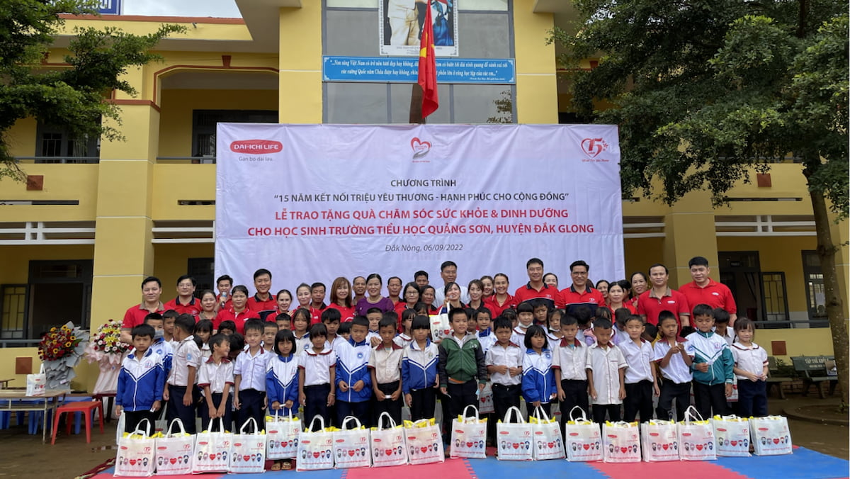 hanh-phuc-cho-cong-dong-dak-nong Sáng ngày 6/9/2022, các đại diện Ban Giám Đốc Dai-ichi Life Việt Nam đã đến thăm, trao tặng 150 phần quà cho các em học sinh trường Tiểu học Quảng Sơn, huyện Đắk G'Long, tỉnh Đắk Nông.